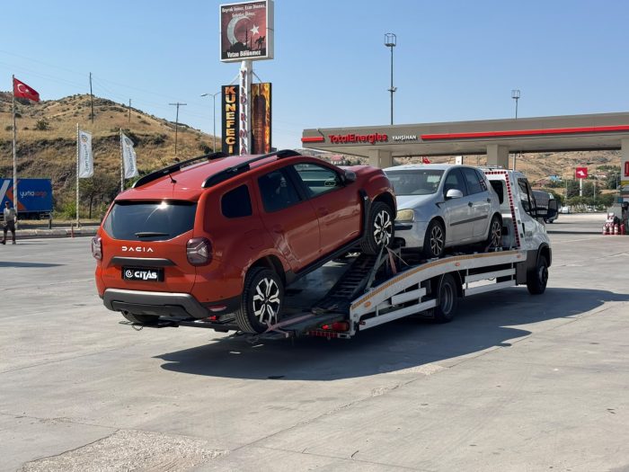 Cekici uzerinde ust uste yuklenmis SUV ve otomobil ile coklu arac tasima