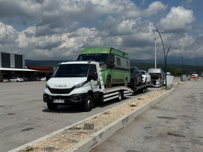 Citas oto kurtarma cekicisi ve romorkunda karavan ile birlikte tasinan otomobiller