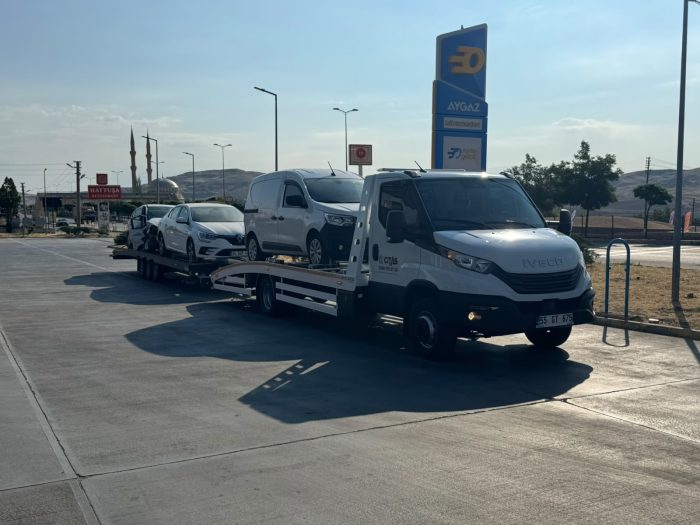 Hasarli otomobil ve ticari aracin sehirlerarasi transfer icin cekiciye yuklenmis hali