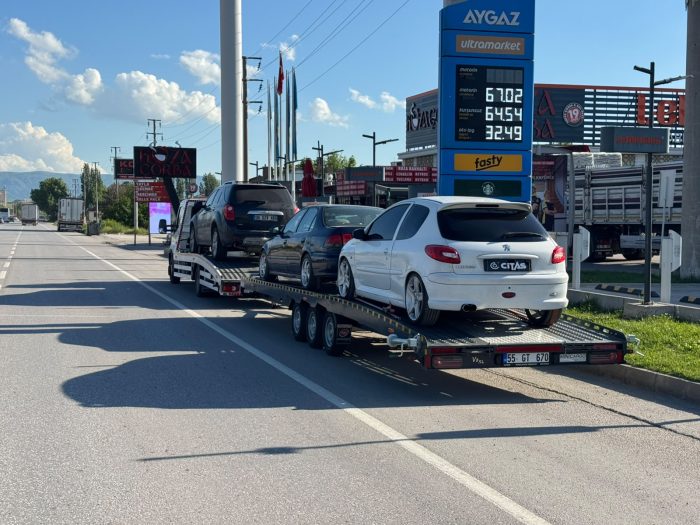 Sehirlerarasi guzergahta mola sirasinda coklu arac yuklu Citas cekicisi