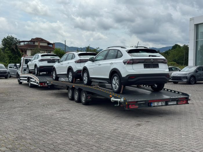 Galeri teslimati icin romorka yuklenmis sifir kilometre beyaz otomobiller