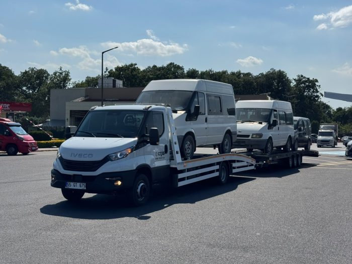Sehirlerarasi ticari arac transferinde cekici ve romorkta tasinan panelvan ve minibusler