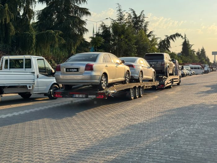 Tek sevkiyatta birlikte tasinan uc adet binek otomobil